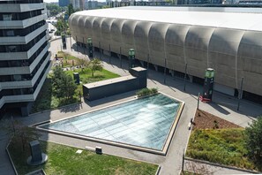Ein modernes Gebäude mit einer großzügigen Glasempfangshalle und einem Poolbereich.