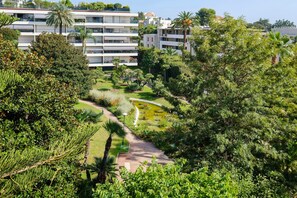 A residential area with a pathway leading to a building with multiple balconies. - Apartment '3 Pièces Cannes' with Shared Terrace, Wi-Fi and Air Conditioning (Cannes)