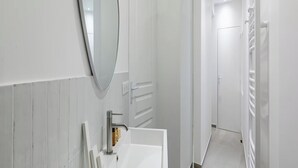 Bathroom - Ile de la Cite Luxury 4 bedroom near Notre Dame (Paris)