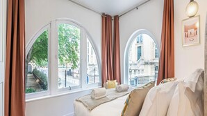 Room - Ile de la Cite Luxury 4 bedroom near Notre Dame (Paris)