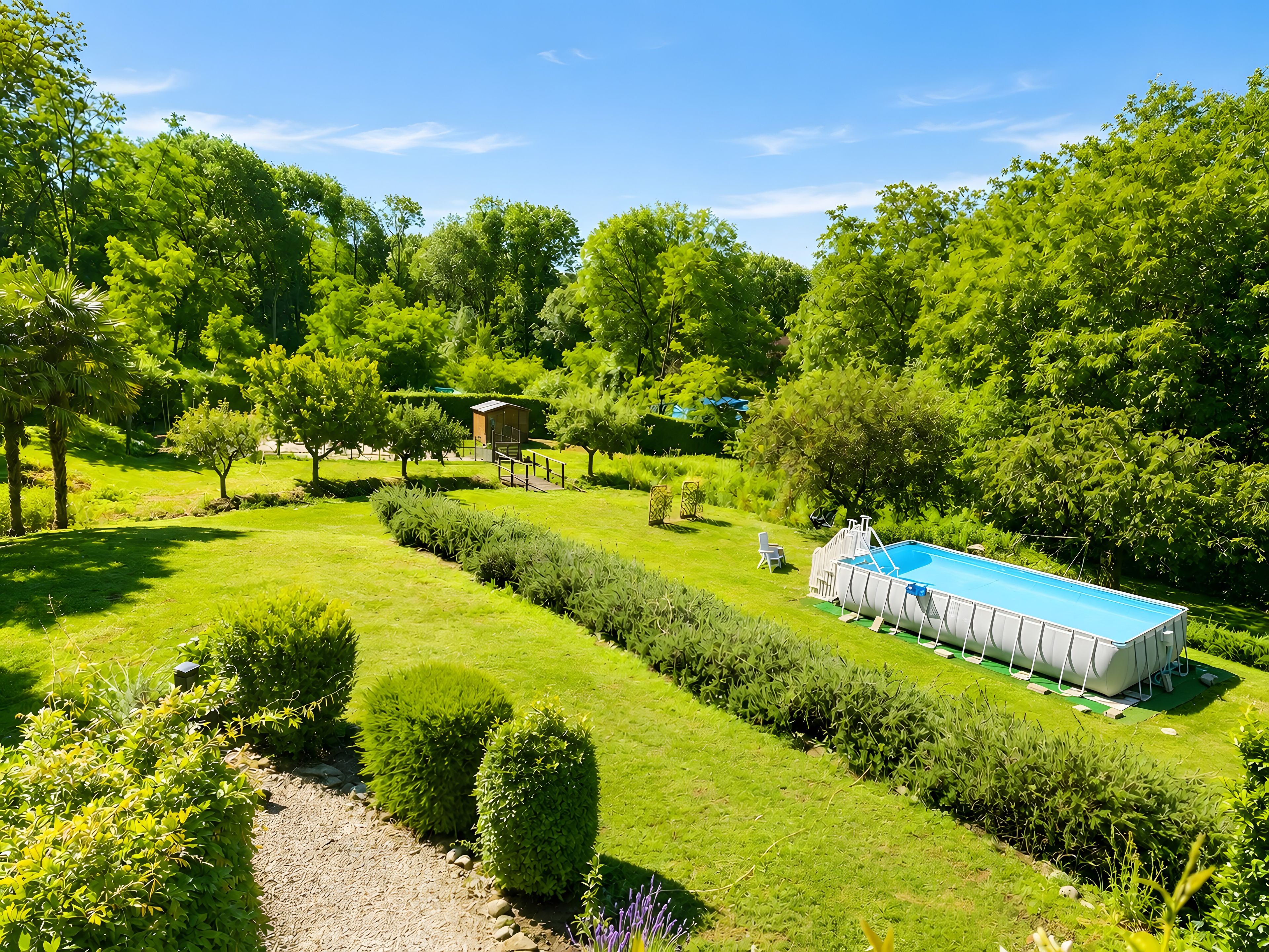 Un jardin bien entretenu, avec une piscine, des haies soigneusement taillées et un petit bâtiment.