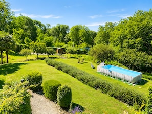 A well-maintained garden with a swimming pool, neatly trimmed hedges, and a small structure. - Holiday Home 'Casa Le Sorgenti' with Shared Pool, Shared Garden and Wi-Fi (Cocquio-Trevisago)