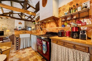 Private kitchen - Le Gîte Du Château De La Vérie: terrace, private garden and Wi-Fi (Challans)