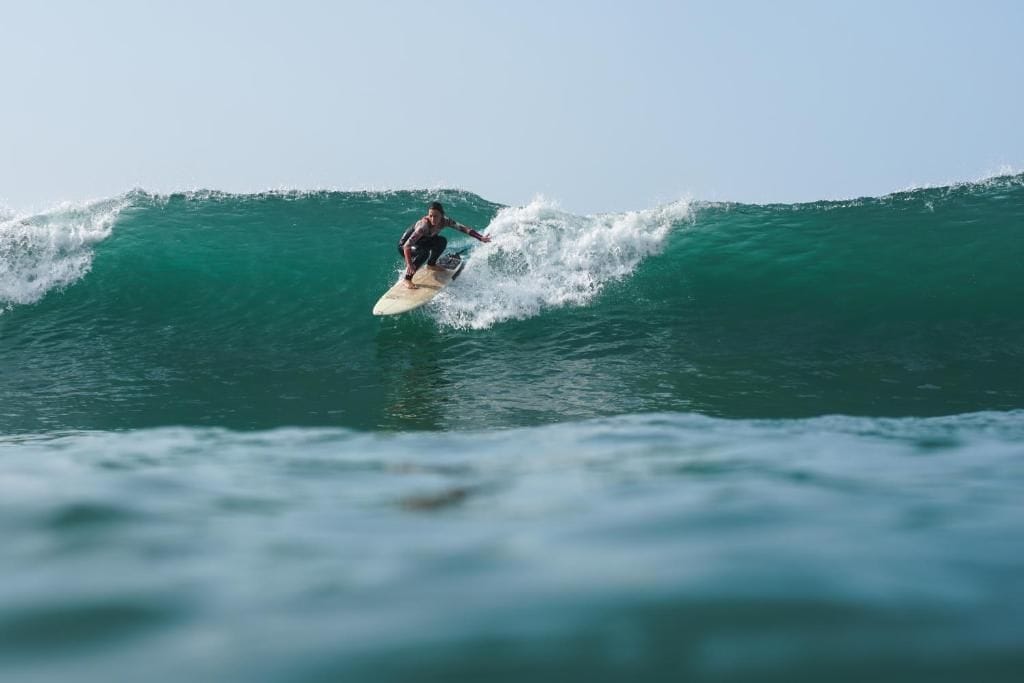 Una persona surfeando una ola.