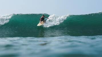 Una persona surfeando una ola.