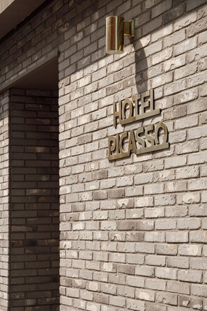 A brick wall with a sign that reads 'HOTEL PICASSO.' - Hotel Picasso (Seoul)