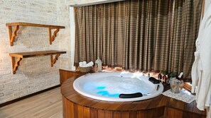 A bathroom with a wooden bathtub, a white sink, and a window with curtains. - Noma Monte Verde (Camanducaia)