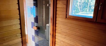 Cozy Arctic Lakeside Cottage with Private Sauna