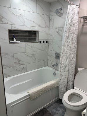 Bathroom - New 3-bedroom house with AC in charming Mapleton with covered walk-out patio. (Mapleton)
