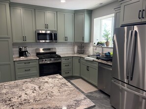 Private kitchen - New 3-bedroom house with AC in charming Mapleton with covered walk-out patio. (Mapleton)