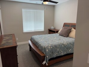 Room - New 3-bedroom house with AC in charming Mapleton with covered walk-out patio. (Mapleton)