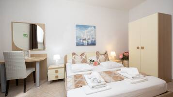 Iron/ironing board, WiFi, bed sheets