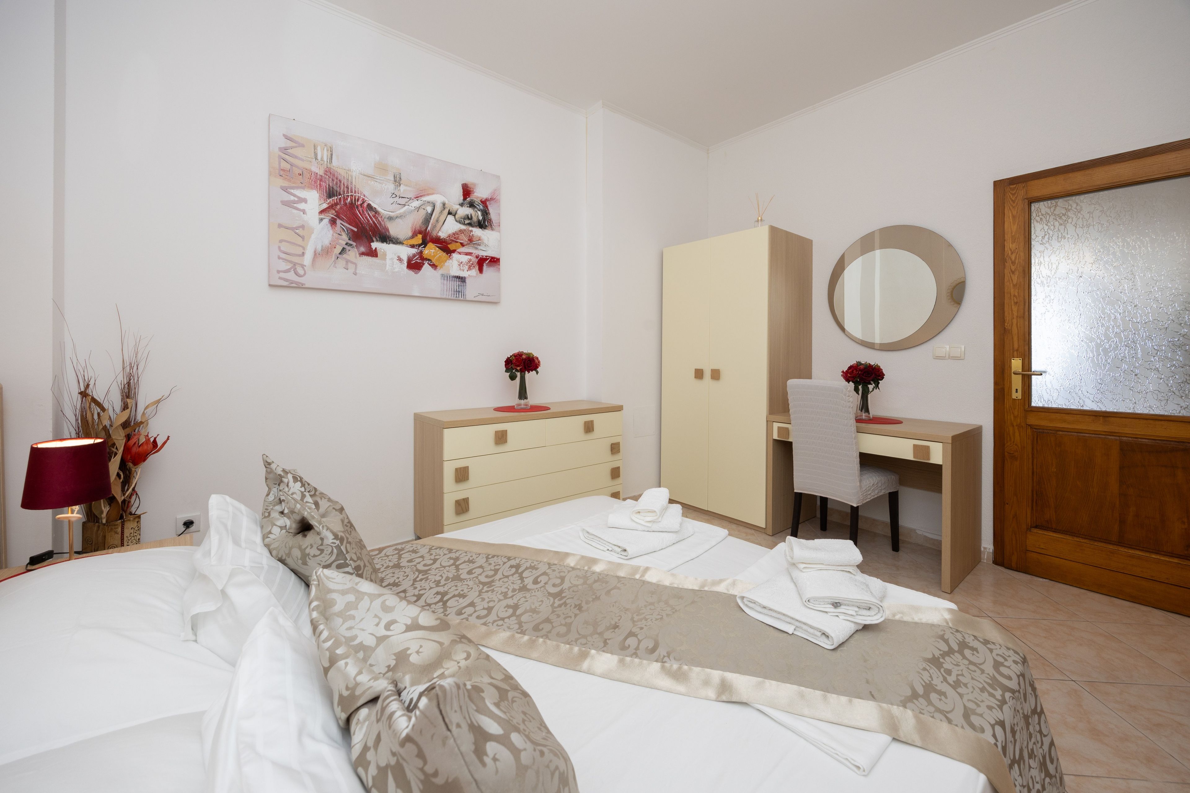 Iron/ironing board, WiFi, bed sheets