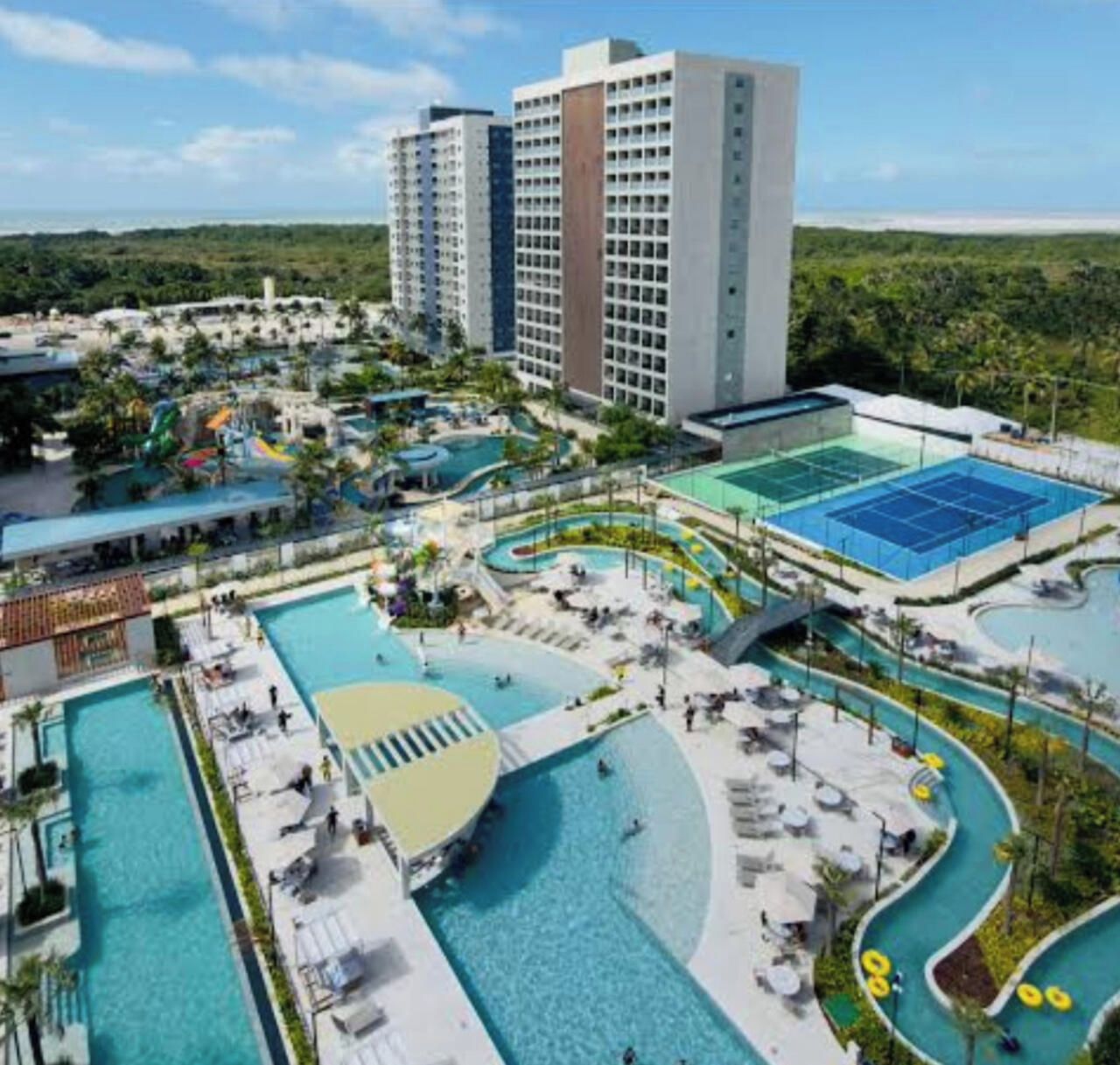 Un complexe hôtelier doté de plusieurs piscines, d’un parc aquatique et d’immeubles de grande hauteur.