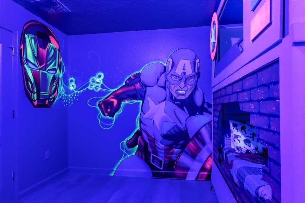 Une pièce avec un lit, un téléviseur fixé au mur et une porte.