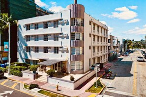 Ein mehrstöckiges Hotel mit modernem Design, inklusive Balkone und Klimaanlagen.