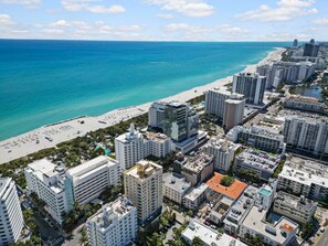 Eine Küstenstadt mit Hochhäusern, einem Strand und blauem Himmel.