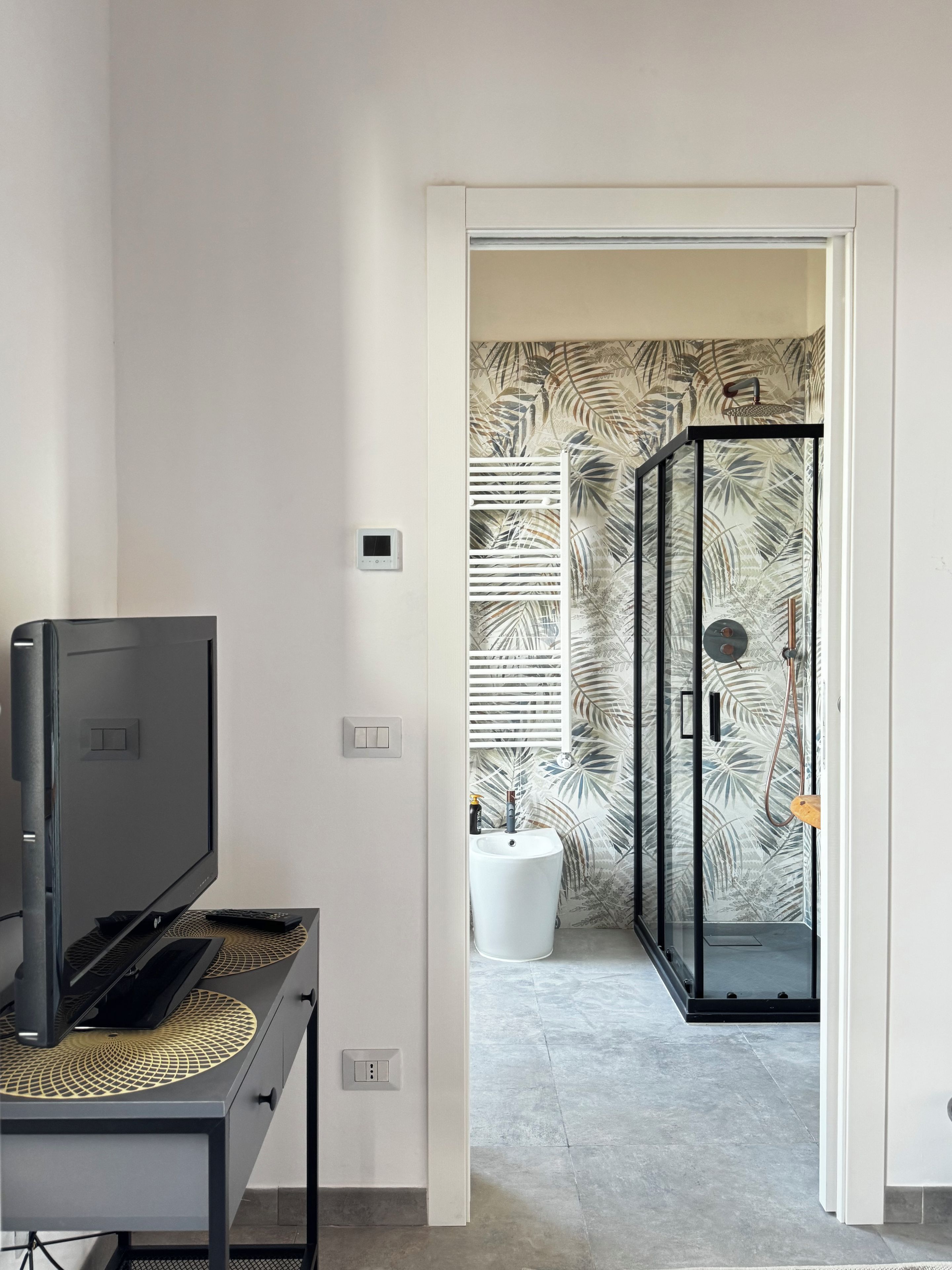 Une salle de bain moderne avec une douche, des toilettes et un lavabo.