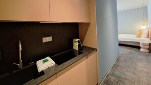 Un baño moderno con encimera, lavabo y espejo.