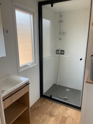 A bathroom with a shower, a window, and a sink. - Camping les Chênes Mobile Home (new) in Porto Vecchio, 50 m from the sea (Porto-Vecchio)
