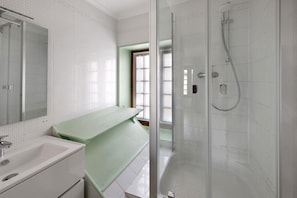 A bathroom with a shower, a sink, and a mirror. - La Tour Gauche - Château Grange Arthuis (Lavau)
