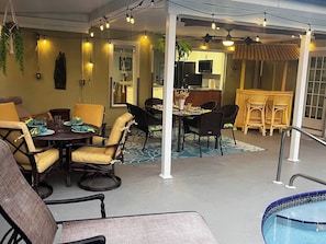 Et indendørs poolområde med siddepladser og bar.