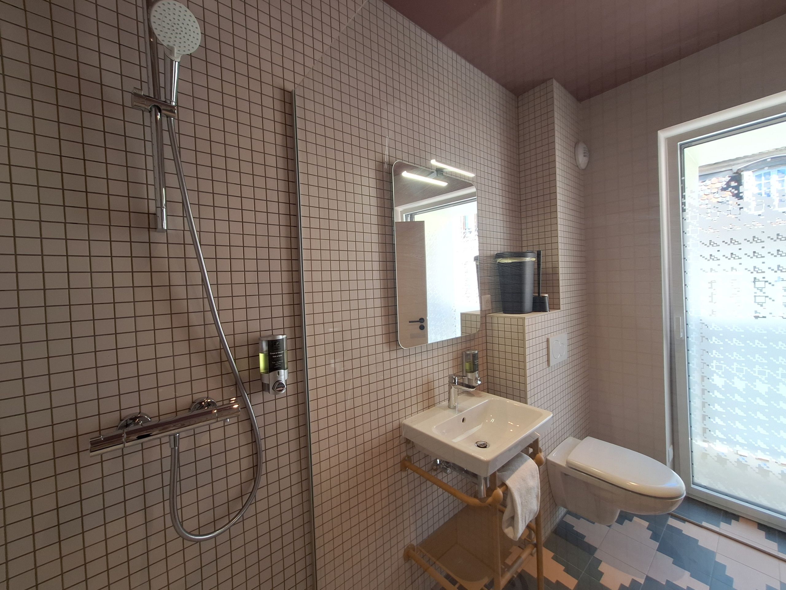 Kylpyhuone, jossa on suihku, pesuallas ja wc.