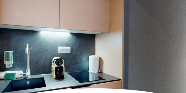 Macchina per tè/caffè, frigorifero, microonde, bollitore elettrico