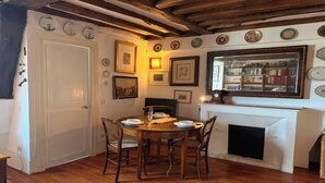 Dining - STUNNING 45M² PARISIAN APARTMENT WITH SUPERB VIEW  NEAR ODEON & SEINE (Paris)