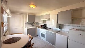 Private kitchen - STUNNING 45M² PARISIAN APARTMENT WITH SUPERB VIEW  NEAR ODEON & SEINE (Paris)