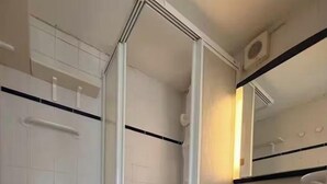 Bathroom - STUNNING 45M² PARISIAN APARTMENT WITH SUPERB VIEW  NEAR ODEON & SEINE (Paris)