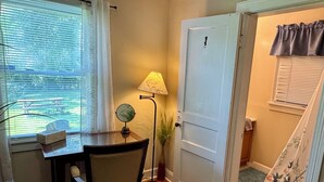 Interior - Comfy and cozy East Nashville cottage! (Nashville)