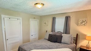 Room - Comfy and cozy East Nashville cottage! (Nashville)