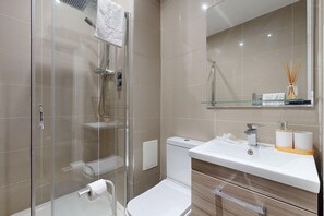 Bathroom - Bright 3BR Flat w/Private Garden-Near Station (London)