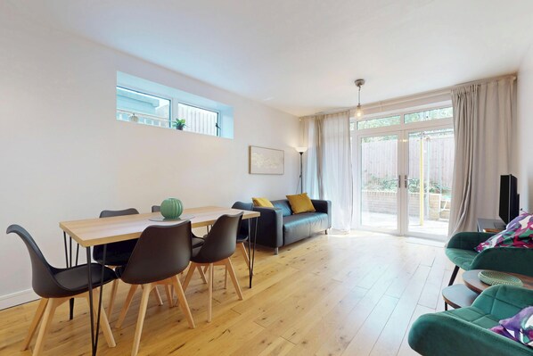Living area - Bright 3BR Flat w/Private Garden-Near Station (London)