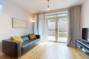 Living area - Bright 3BR Flat w/Private Garden-Near Station (London)