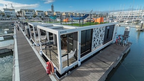A floating restaurant with outdoor seating and a view of the marina. - Vrbo Property (Lisboa)