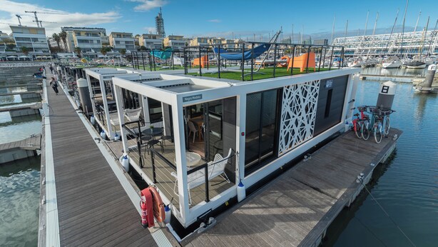 Um restaurante flutuante com área externa e vista para o calhavete.