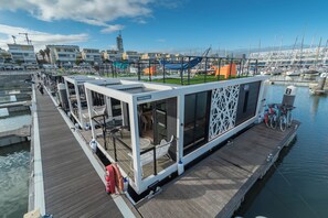 Ein schwimmendes Restaurant mit Außenbereich und Blick auf den Hafen.