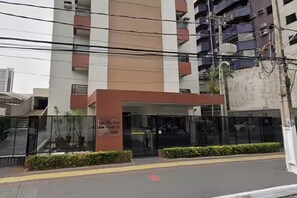 A multi-story building with a glass entrance, a visible address sign, and a parking lot. - 1904 Nazaré · 2-bedroom apartment with garage in the neighborhood of (Belém)