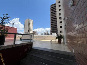 A rooftop terrace with a pool, steps leading up to it, and a view of surrounding buildings. - 1904 Nazaré · 2-bedroom apartment with garage in the neighborhood of (Belém)