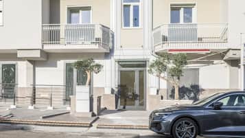 En moderne bygning med en flad facade, store vinduer og en låge.