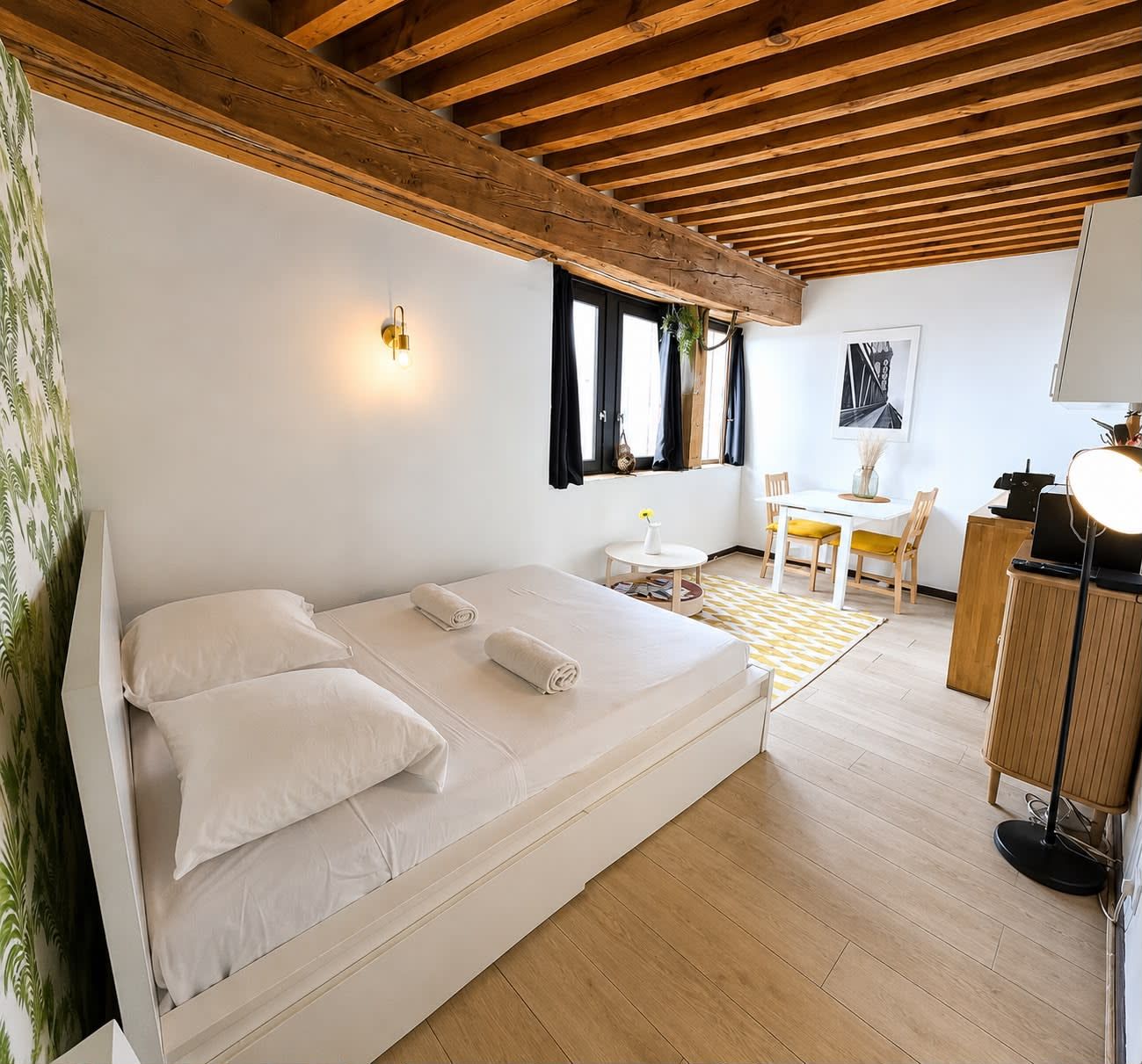 Ein Zimmer mit einem Bett, einem Schreibtisch und einem Stuhl.
