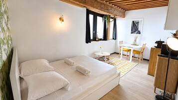 Een kamer met een bed, een bureau en een stoel.