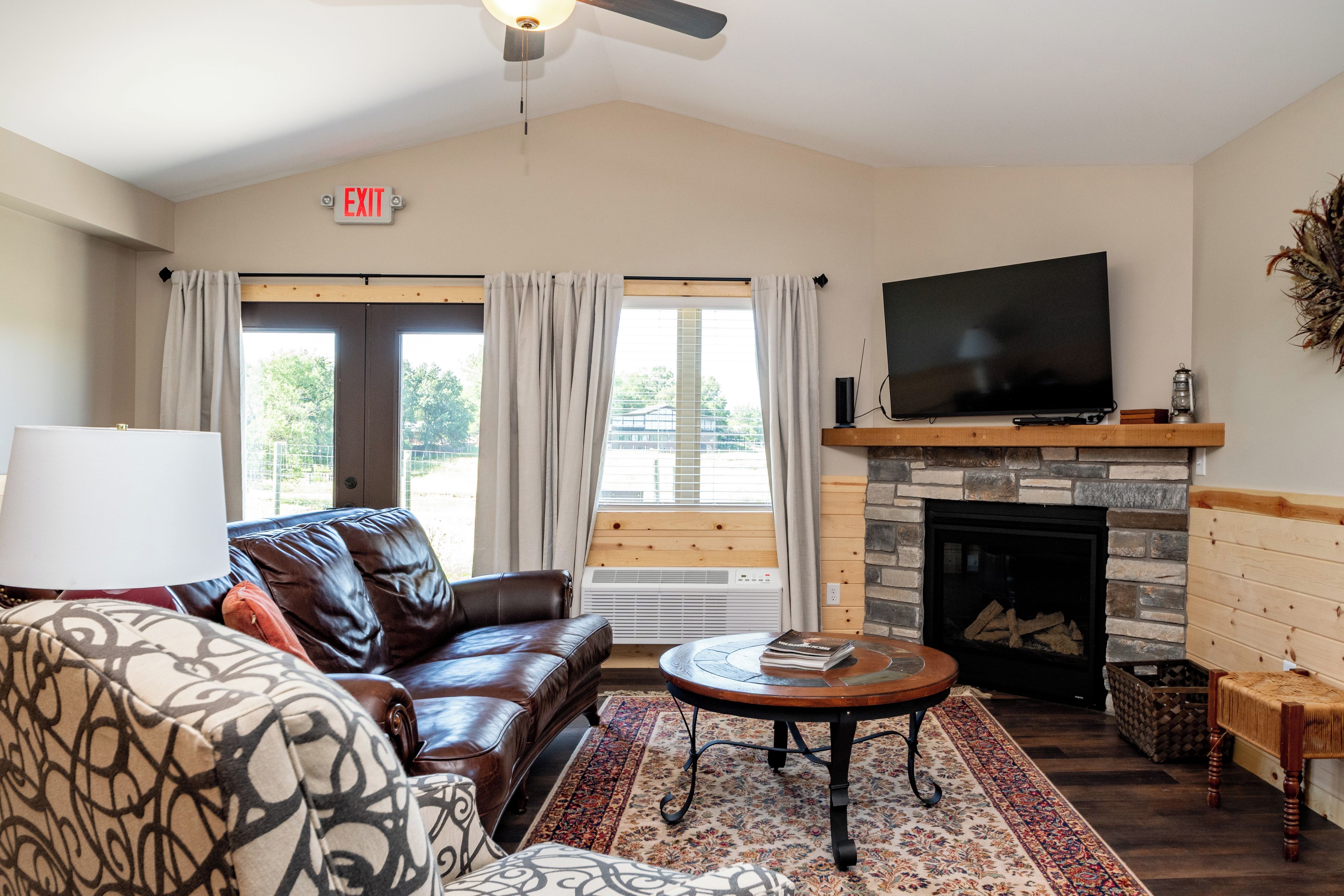 Located In Peoria, Illinois Legacy Cabin 7 Offers A Luxury Retreat Immersed In Nature, With Stunning Views Of Roaming Bison And Elk Just Outside Your Window. This 2-bedroom, 1-bath Cabin Features A Comfortable Living Area With Plush Seating And A Coz - Illinois