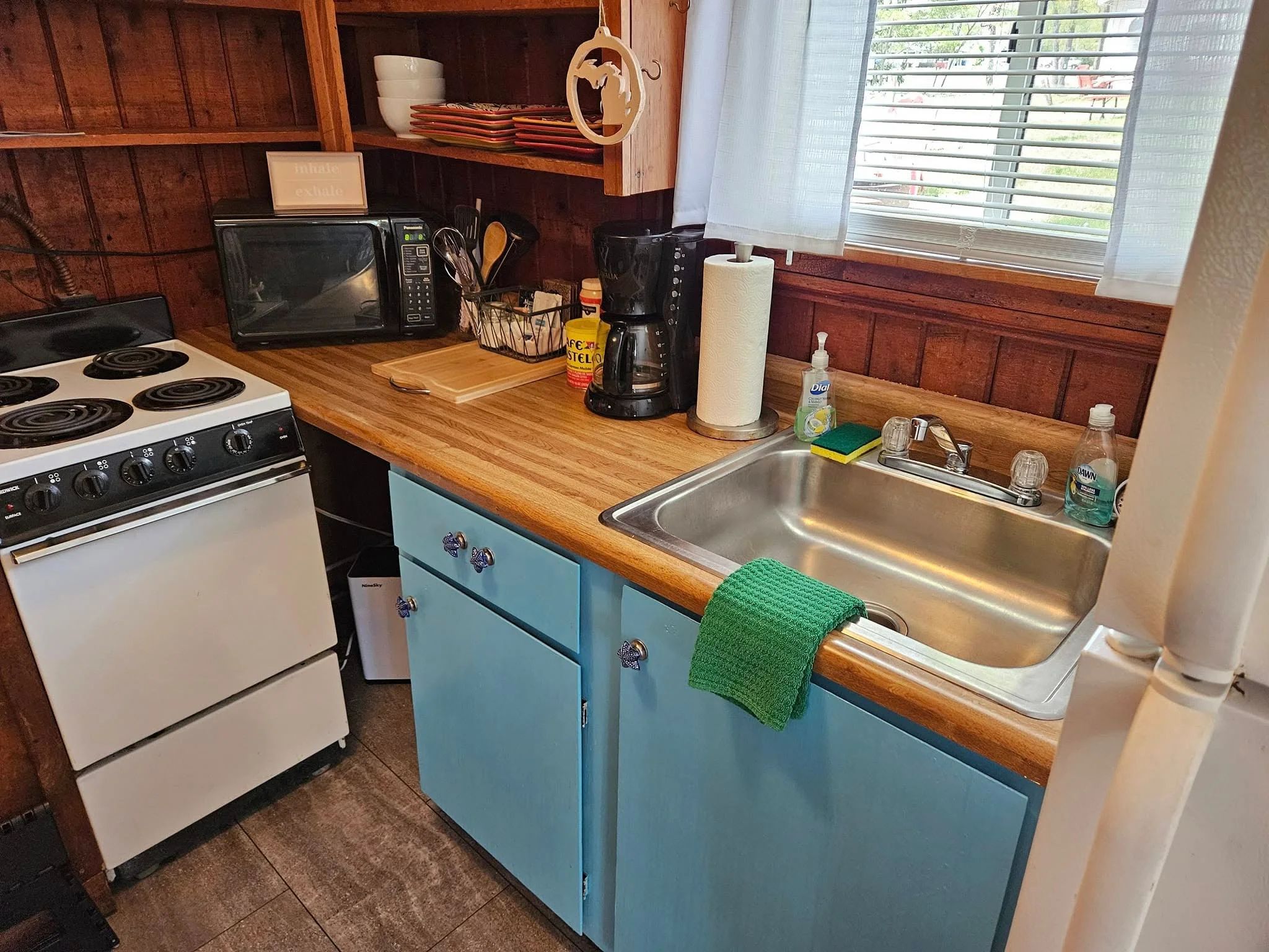 Coffee/tea maker, fridge, microwave, oven