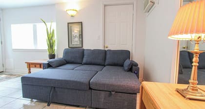 A budget-friendly, freshly renovated studio at Sunnyside, just steps from the lake.