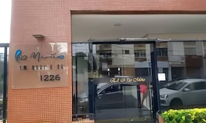 A building entrance with a glass door and a visible number '1226'. - 1303 · Noble and Modern with garage 1303 (Belém)