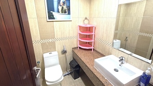 Ein Badezimmer mit Toilette, Waschbecken und Spiegel.