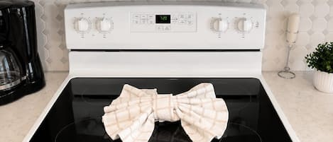 Une cuisine équipée d’un four à micro-ondes, d’un four traditionnel et d’une horloge numérique affichant 7 h 20.